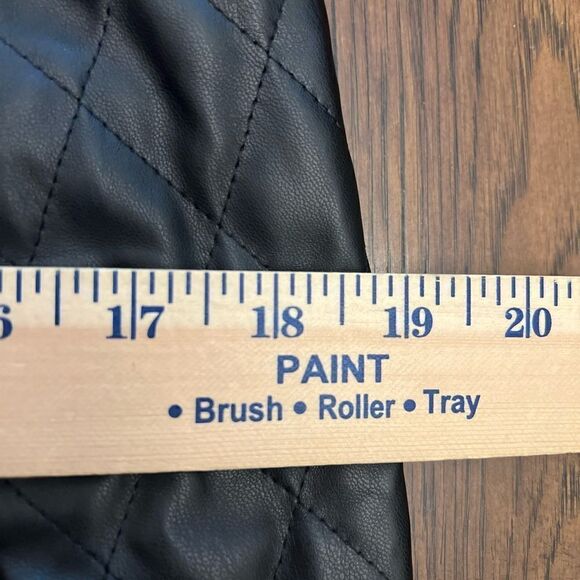 Women’s Entro Quilted front slit snap mini skirt. Size Medium. Faux Leather. - Picture 7 of 7